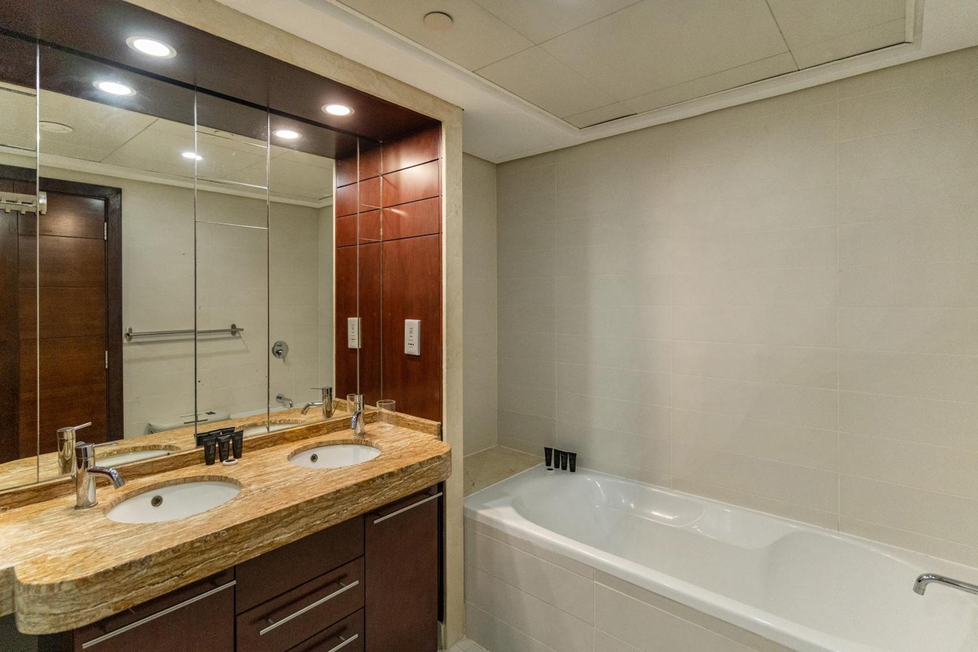 Chic 2Br Apartment, Prime Location Near Dubai Mall - Allsopp&Allsopp Екстер'єр фото